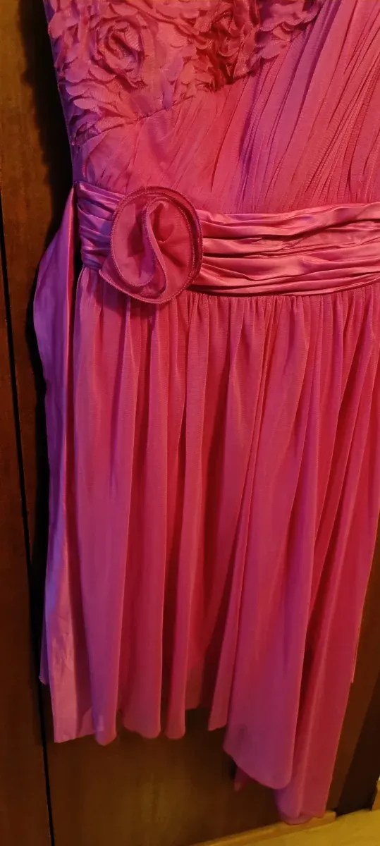 Vestido de fiesta fucsia con flores