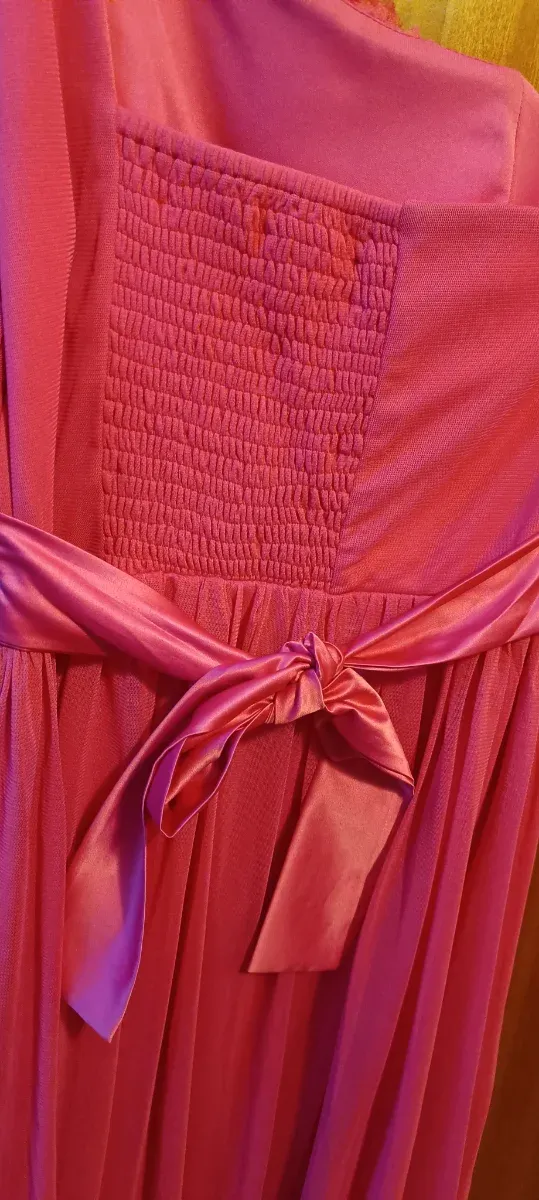 Vestido de fiesta fucsia con flores