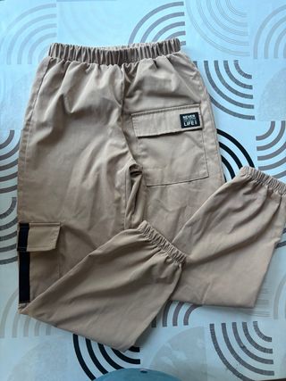 Pantalones cargo beige con bolsillos