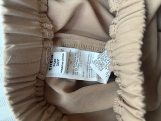 Pantalones cargo beige con bolsillos