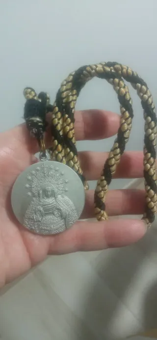 Medalla Virgen con cordón trenzado