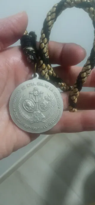 Medalla Virgen con cordón trenzado