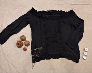 Blusa negra fruncida escote Bardot