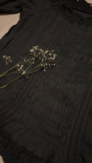Blusa negra fruncida escote Bardot