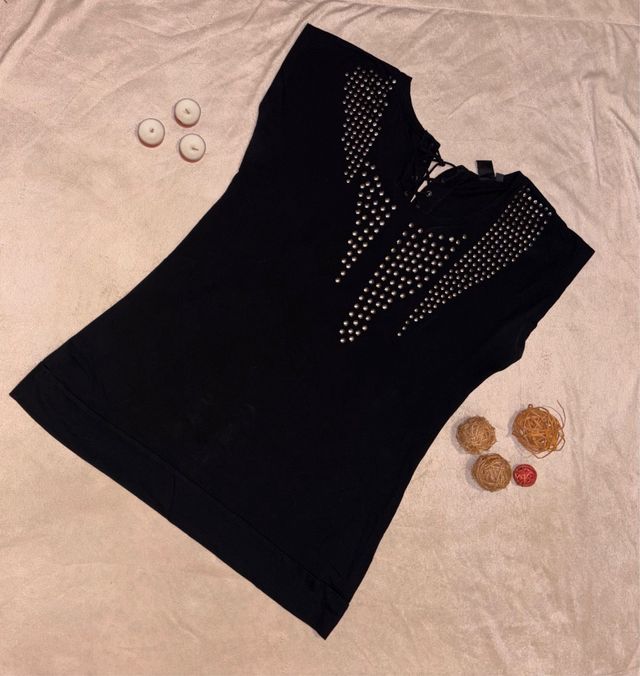 Camiseta negra con tachuelas plateadas