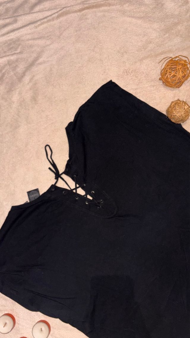 Camiseta negra con tachuelas plateadas