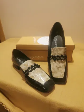 ZAPATOS DCHIC de piel. MUJER. Con cadena. Sin usar