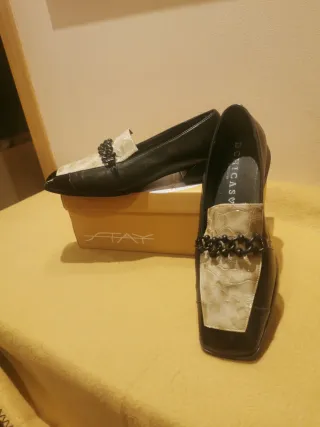 ZAPATOS DCHIC de piel. MUJER. Con cadena. Sin usar
