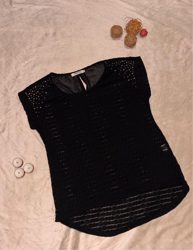 Blusa negra con tachuelas y transparencias