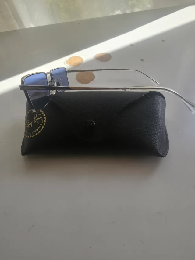 Gafas Ray-Ban plateadas y azules