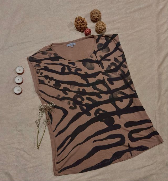 Camiseta estampada marrón y negra