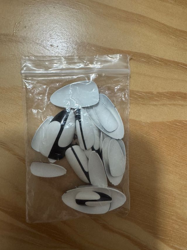 Uñas postizas press on bicolor minimalistas