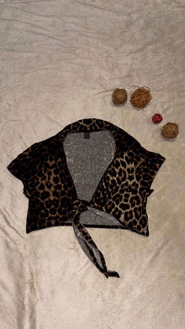 Top corto estampado leopardo