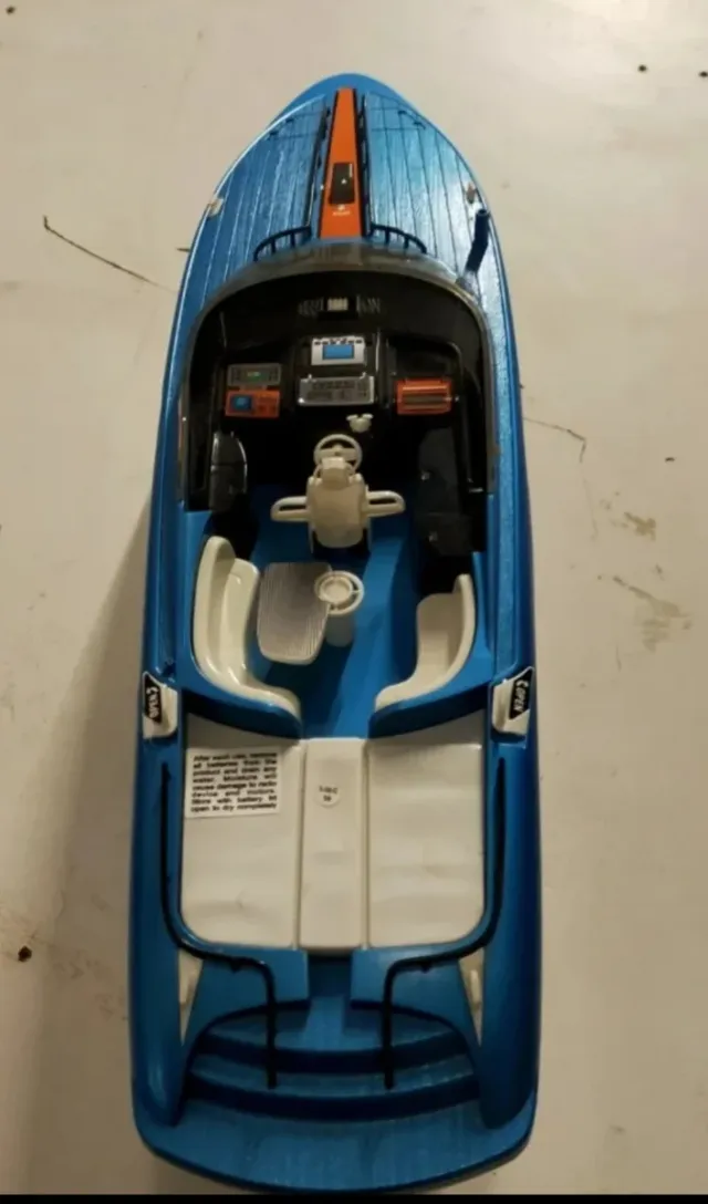 Barco de control remoto a batería