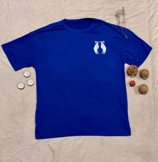 Camiseta azul con estampado de alas