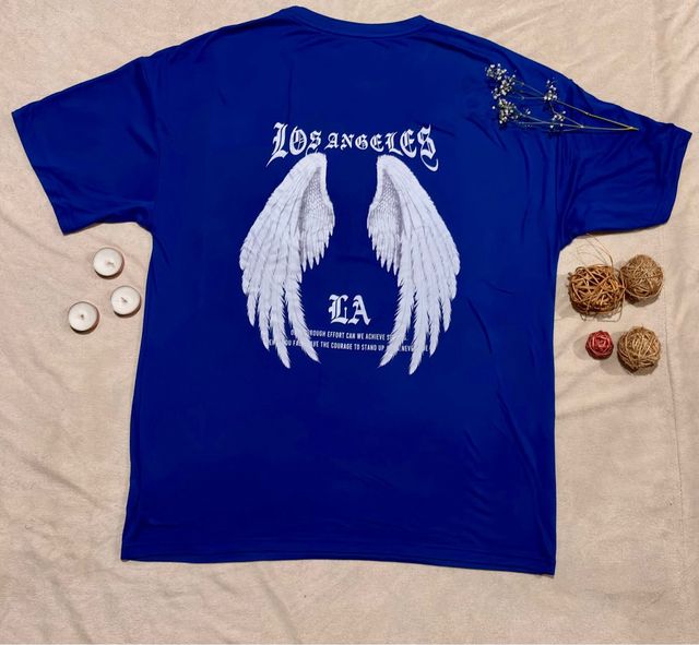Camiseta azul con estampado de alas