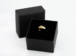 sello oro 18k con piedra con circonita