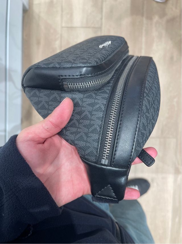 Riñonera Michael Kors Negra y Gris