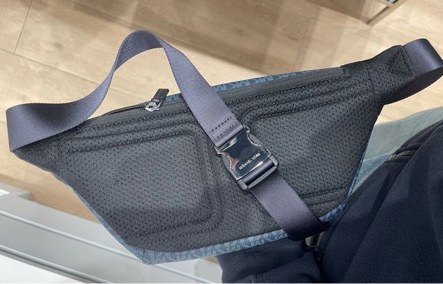 Riñonera Michael Kors Monogram Azul