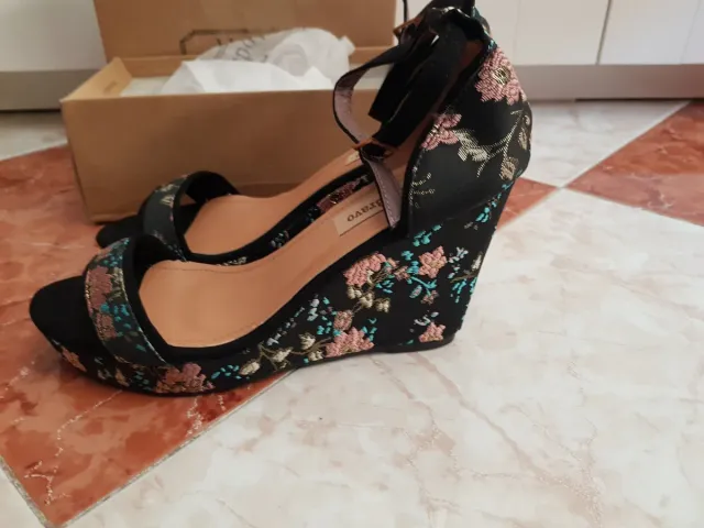 Cuñas sandalias negras bordadas talla 41