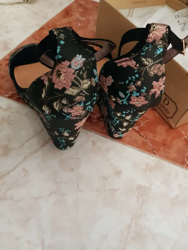 Cuñas sandalias negras bordadas talla 41