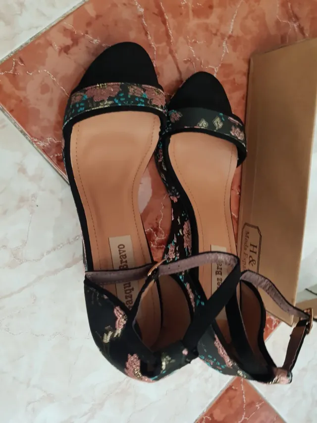 Cuñas sandalias negras bordadas talla 41