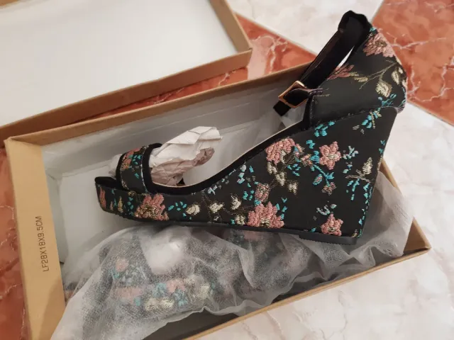 Cuñas sandalias negras bordadas talla 41