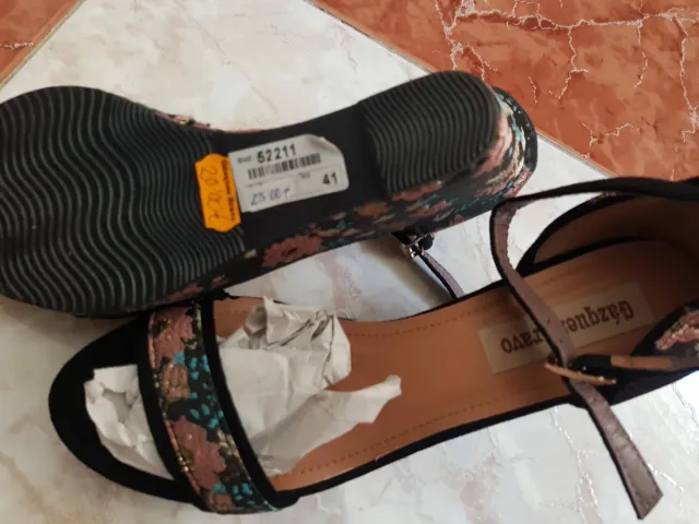 Cuñas sandalias negras bordadas talla 41