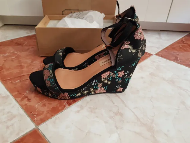 Cuñas sandalias negras bordadas talla 41