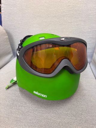 Casco de esquí verde Salomon con gafas