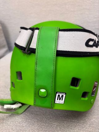 Casco de esquí verde Salomon con gafas