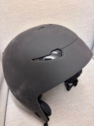 Casco de esquí verde Salomon con gafas