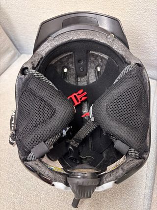 Casco de esquí verde Salomon con gafas