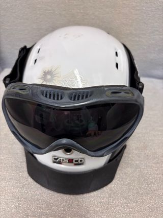 Casco de esquí verde Salomon con gafas