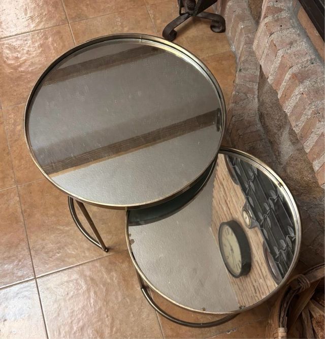 Mesas auxiliares douradas em cristal e metal