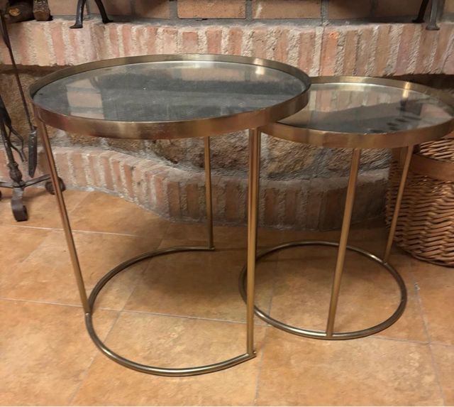 Mesas auxiliares douradas em cristal e metal