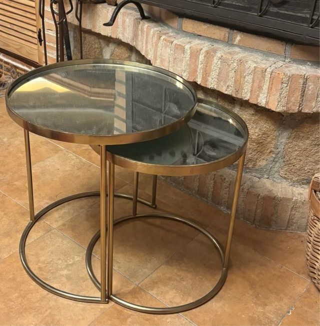 Mesas auxiliares douradas em cristal e metal