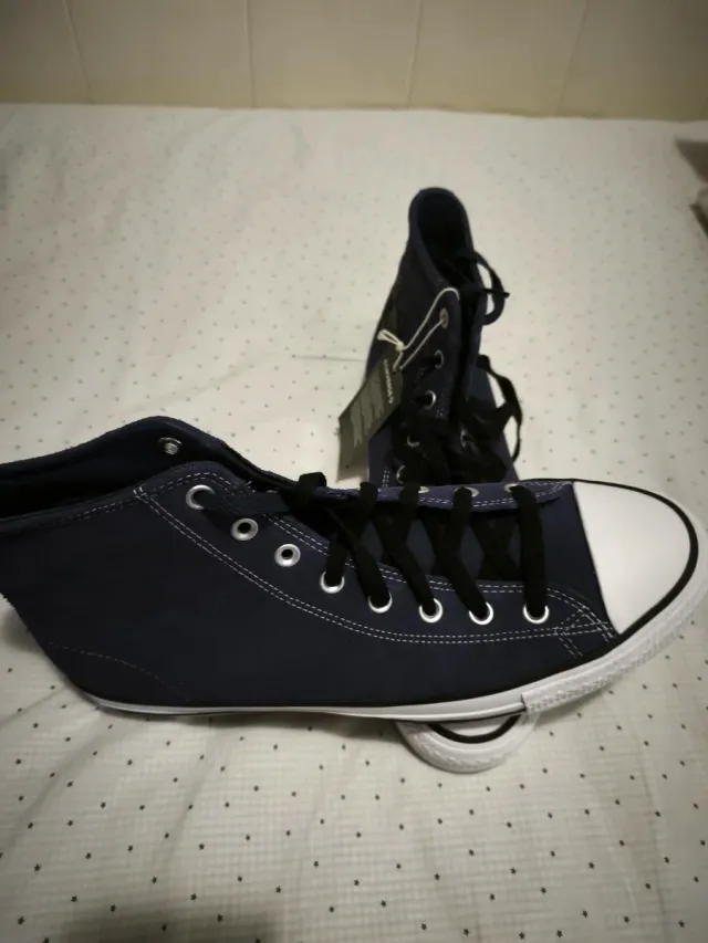 Zapatillas Converse Altas y Moradas