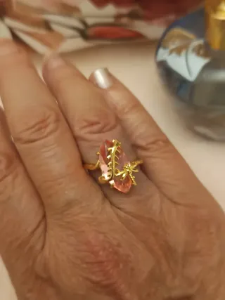 Anillo dorado con piedra rosa