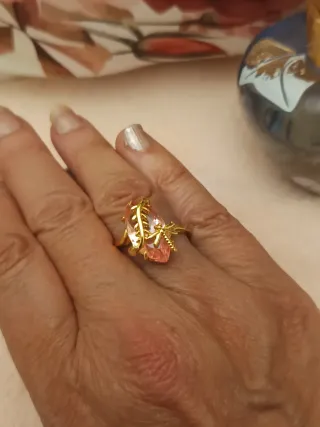 Anillo dorado con piedra rosa