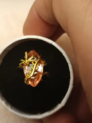 Anillo dorado con piedra rosa