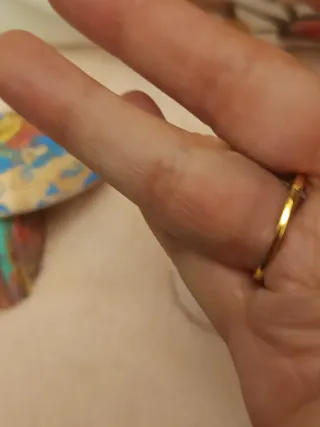 Anillo dorado con piedra rosa