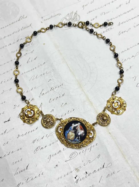 Collar de eslabones dorados con perlas negras