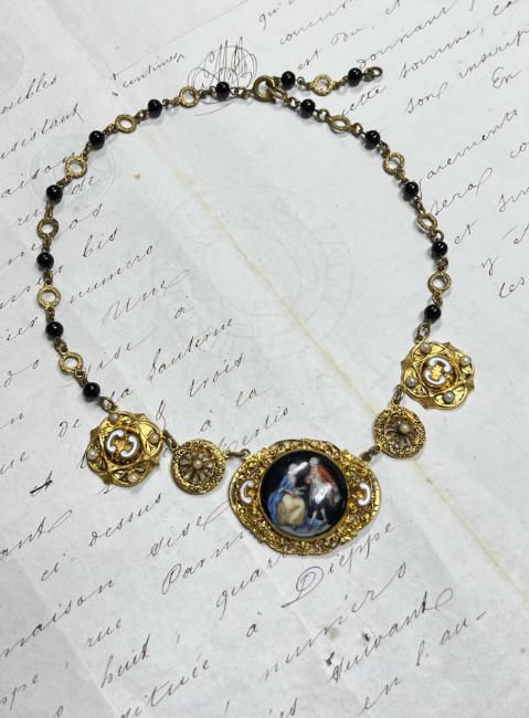 Collar de eslabones dorados con perlas negras