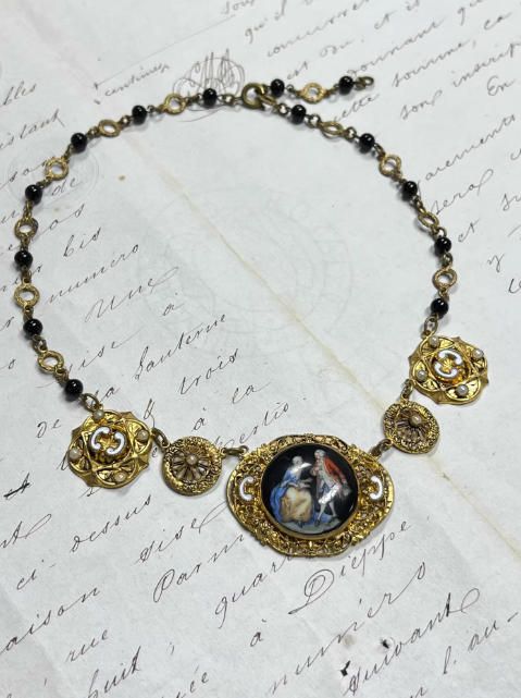 Collar de eslabones dorados con perlas negras