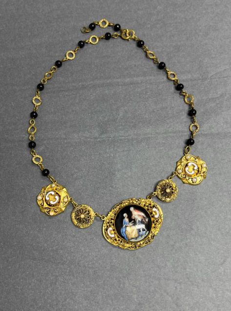 Collar de eslabones dorados con perlas negras