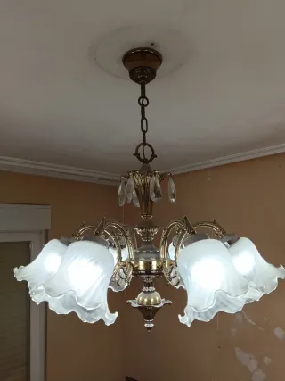 Lámpara de techo dorada y transparente