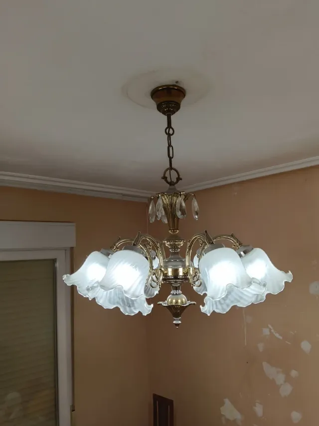 Lámpara de techo dorada y transparente