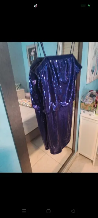 Vestido fiesta lentejuelas Naf Naf morado.