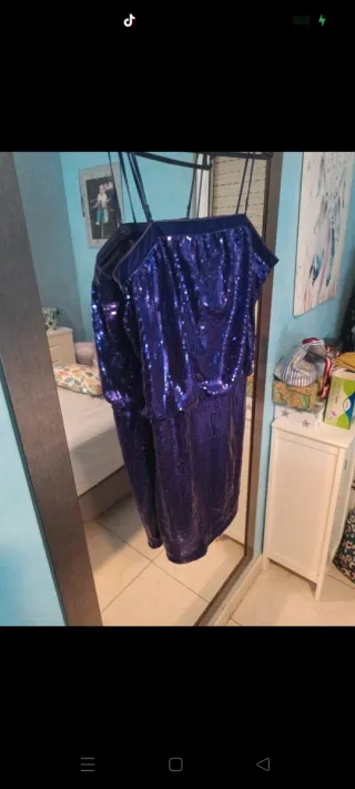 Vestido fiesta lentejuelas Naf Naf morado.